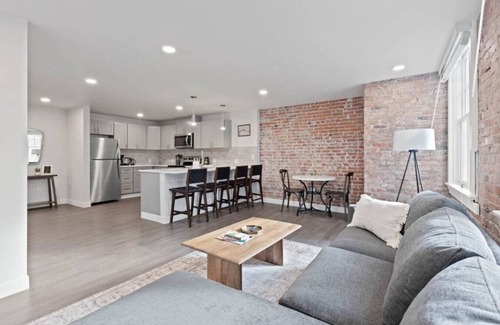 Riverside Apartment | King Beds! J & K on Main Luxury Apartment 406