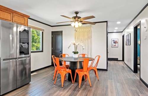 Russell House | King Beds, Smart TVs, and Open Layout – Perfect for Families & Business Trips