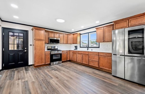 Russell House | King Beds, Smart TVs, and Open Layout – Perfect for Families & Business Trips