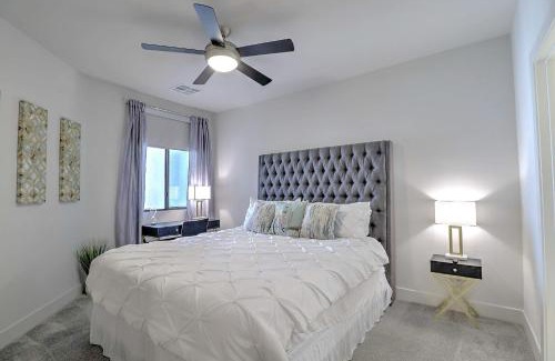 North Scottsdale Apartment | King Beds-Steps From Shop-Self Check In- Parking-G3021
