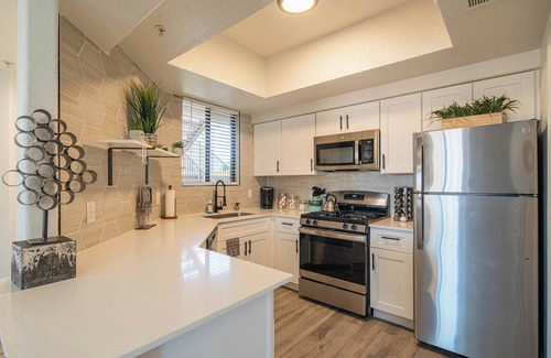Tempe Condo | King Beds⟫ Swim& Relax⟫ Shop⟫ Dine》DT Tempe 2.5 Mi