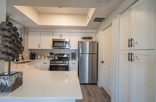 Tempe Condo | King Beds⟫ Swim& Relax⟫ Shop⟫ Dine》DT Tempe 2.5 Mi
