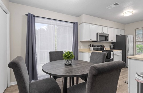 University Park House | King beds, two living rooms and plenty of parking