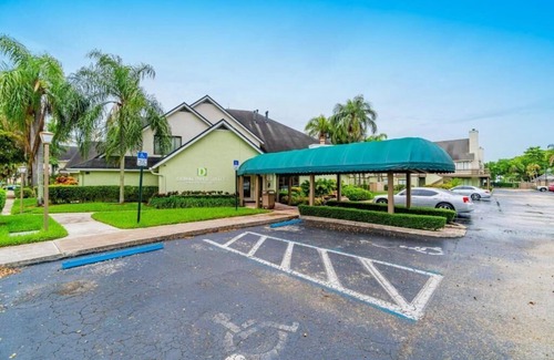 Doral Apartment | King Executive Suite Near Taxleaf Doral MIA