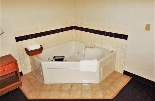 Thorp House | King Jacuzzi Room at FairBridge Inn & Suites Thorp