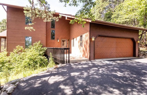 McGaheysville House | King Lodge: 5000sf 7 BR Amazing Slope Views!