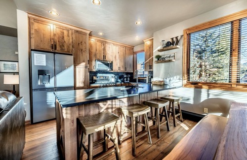 Mountain House House | King Master Suite-Private: Hot Tub, Garage & Laundry-Walk to Lift-Free WIFI