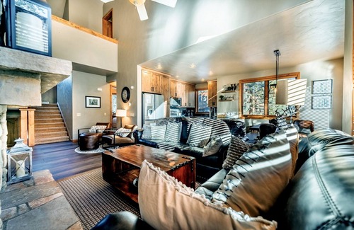 Mountain House House | King Master Suite-Private: Hot Tub, Garage & Laundry-Walk to Lift-Free WIFI