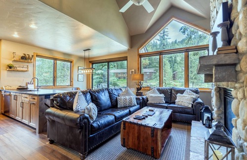 Mountain House House | King Master Suite-Private: Hot Tub, Garage & Laundry-Walk to Lift-Free WIFI