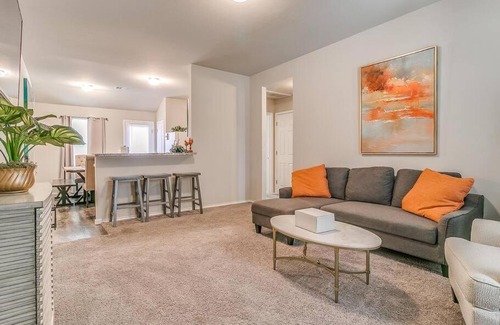 Mustang House | -King-New Construction-Self Check-In-A C-W D-4 TVs