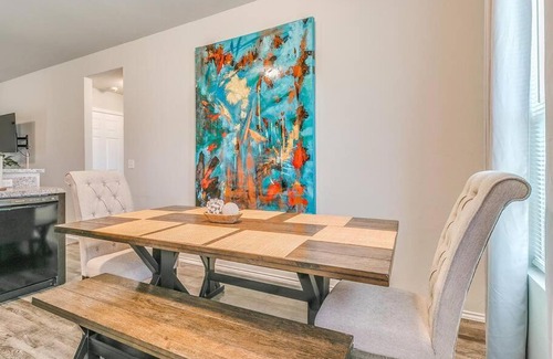 Mustang House | -King-New Construction-Self Check-In-A C-W D-4 TVs