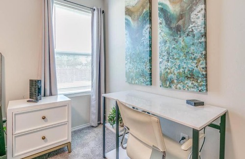 Mustang House | -King-New Construction-Self Check-In-A C-W D-4 TVs