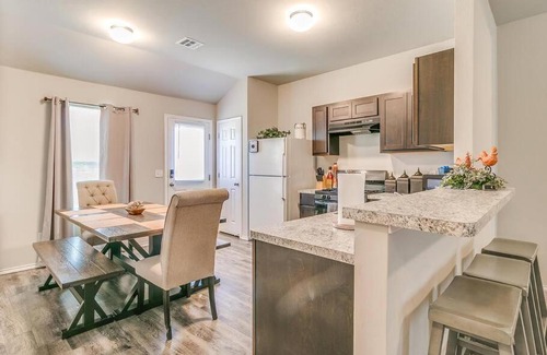 Mustang House | -King-New Construction-Self Check-In-A C-W D-4 TVs