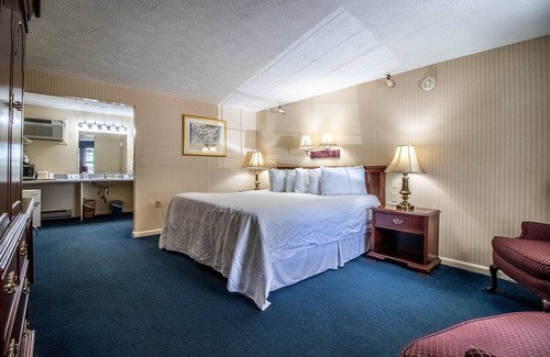 Ogunquit Cabin | King room - 1 King bed