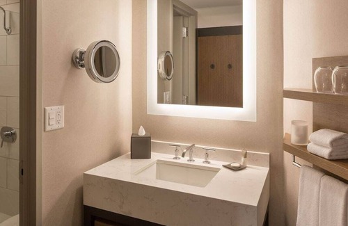 Financial District Hotel | King Room at a 4⭐️ Hotel