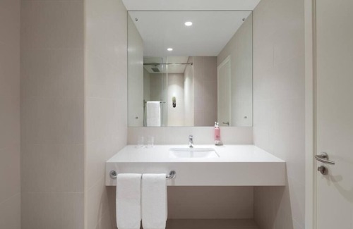 Jumeirah Apartment | King Room at La Mer Beach by E R