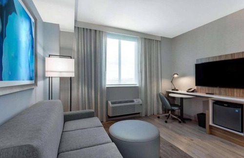 Miami Springs Apartment | King Room Near Circle K MIA