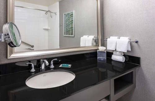 Financial District Apartment | King Room Near City College Of San Francisco SAN