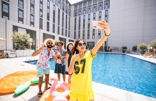 Jebel Ali House | King Room Near Dubai Parks By Luxury Bookings Ab