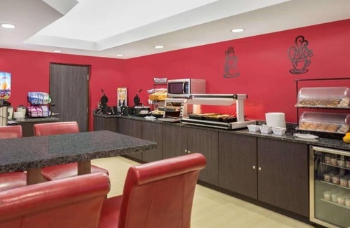 Miami Springs Apartment | King Room Near McDonald's MIA