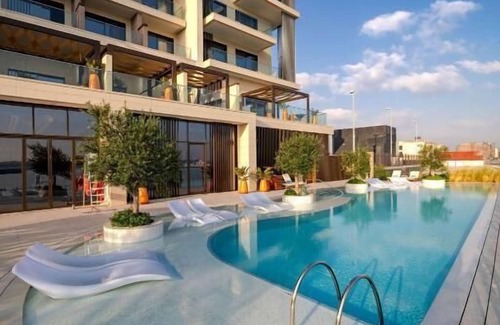 Jumeirah Apartment | King Room Near Walk From La Mer Beach