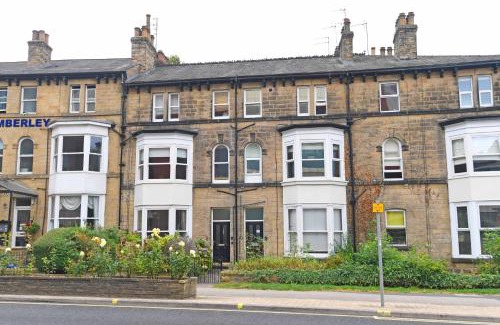 Harrogate City Centre Apartment | King's Suite- Private Parking- Overlooking Harrogate Convention Centre