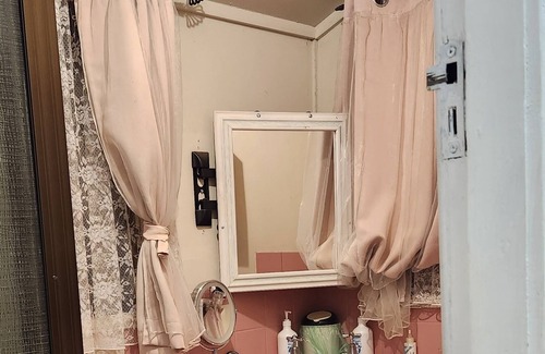 Mount Morgan Bed & Breakfast | King Single plus 3 Singles in Meyenburg House with shared bathroom & kitchen