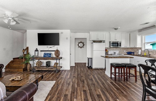 Freeport House | King size bed! 3BR Surfside Beach Bungalow Ocean & BayViews, Steps from Ocean!n
