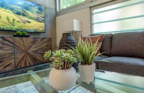 East Village Apartment | King Size Luxury Loft Petco-Park-Downtown SD