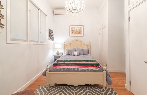 Greenwich Village House | King Size Parlour with Sunroom