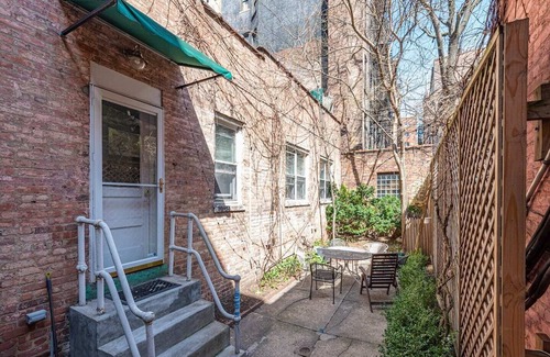 Greenwich Village House | King Size Parlour with Sunroom