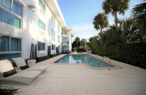 Bal Harbour Apartment | King Size Studio with Kitchenette, Steps Away from Bal Harbour Beach