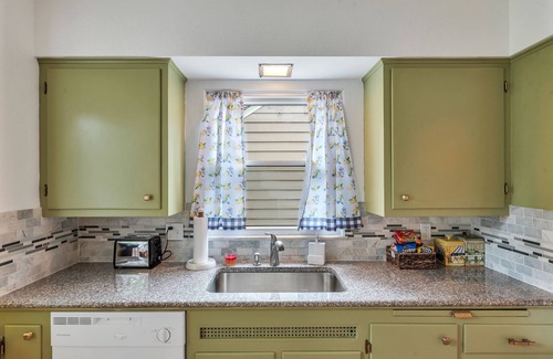 Toledo Cottage | King-sized bed, Family and pet friendly, Full kitchen, Laundry room, Garage