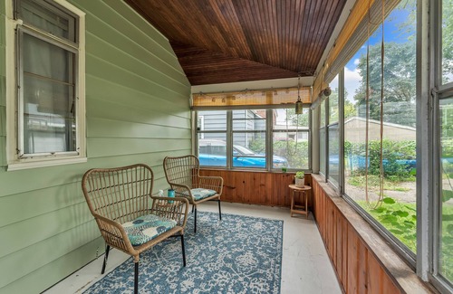 Toledo Cottage | King-sized bed, Family and pet friendly, Full kitchen, Laundry room, Garage