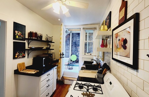Old Town West Apartment | King St Fashionable Unit. Location is Key! Be In The Center Of All The Action