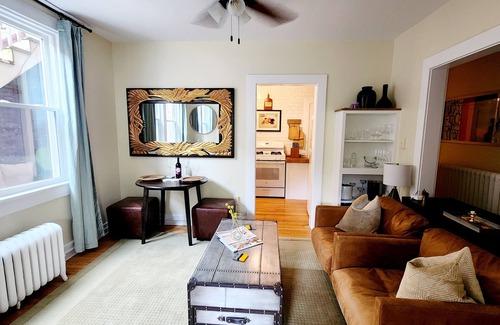 Old Town West Apartment | King St Fashionable Unit. Location is Key! Be In The Center Of All The Action