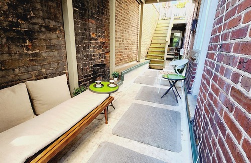 Old Town West Apartment | King St Fashionable Unit. Location is Key! Be In The Center Of All The Action