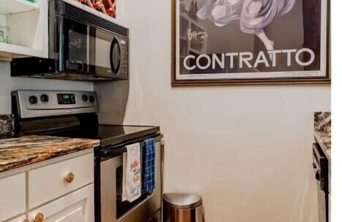 Harleston Village Condo | King Street condo with Free Parking-.9 mi to MUSCnn