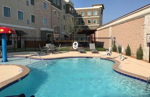 The Colony Apartment | King Studio. Free Breakfast Buffet & Pool Access.