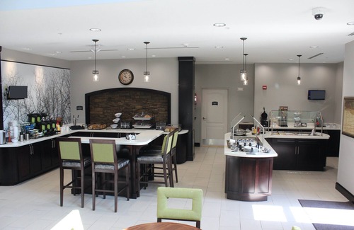 Miamisburg Apartment | King Studio | Indoor Pool & Gym Access