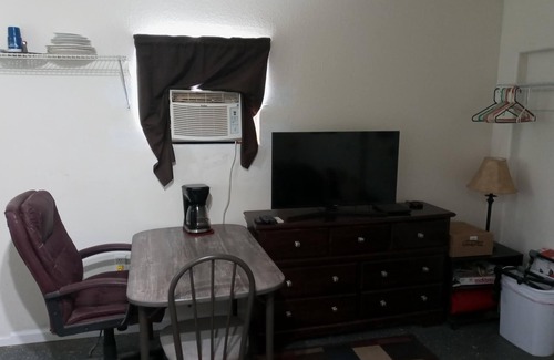 Fellowship Apartment | King Studio Near Canyon Zipline, Juniper, Silver Springs -Level 2 EV Car Charger