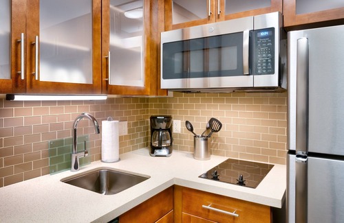 Gainesville Apartment | King Studio. Outdoor Pool & Hot Tub. Free Breakfast. Near U of Florida.