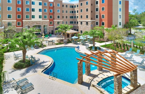 Gainesville Apartment | King Studio. Outdoor Pool & Hot Tub. Free Breakfast. Near U of Florida.