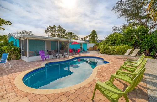 Sarasota Apartment | KING STUDIO Pool Walk to Siesta key beach King bed DAILY RENTALS SPECAILS