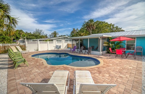 Sarasota Apartment | KING STUDIO Pool Walk to Siesta key beach King bed DAILY RENTALS SPECAILS