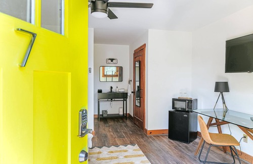 Afton Apartment | King Studio Stay in Afton w/Desk + Private Entry