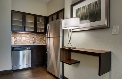 The Colony Apartment | King Studio w/Free Breakfast Buffet & Pool Access Included!