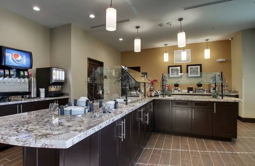 The Colony Apartment | King Studio w/Free Breakfast Buffet & Pool Access Included!