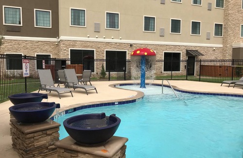 The Colony Apartment | King Studio w/Free Breakfast Buffet & Pool Access Included!