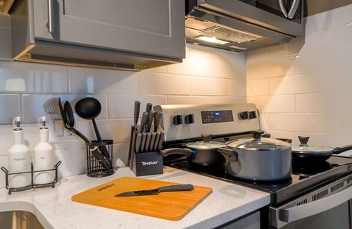 Columbus Apartment | King Suite - 10 mins to Ft Moore